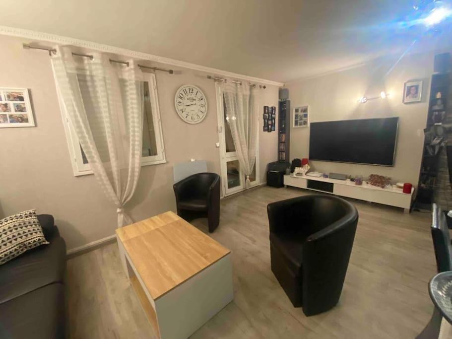 Chez Manu Meuble De Tourisme 2 Etoiles Pour 6 Personnes - 3 Chambres فيل باريسى المظهر الخارجي الصورة